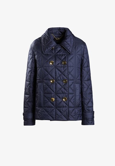 Mornarska jakna s prešito površino in velikim ovratnikom, dvojno zapenjanje z zlatimi gumbi ter dolgimi rokavi. Ima diamantni vzorec in stranske žepe.