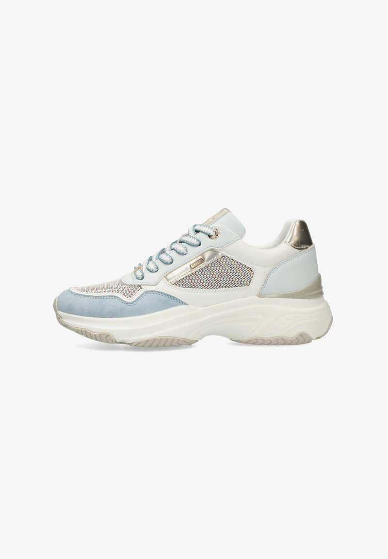 Lichtblauwe en witte sneaker met mesh accenten, metallic gouden hiel en gestructureerde zool. Heeft een afgeronde neus en vetersluiting.