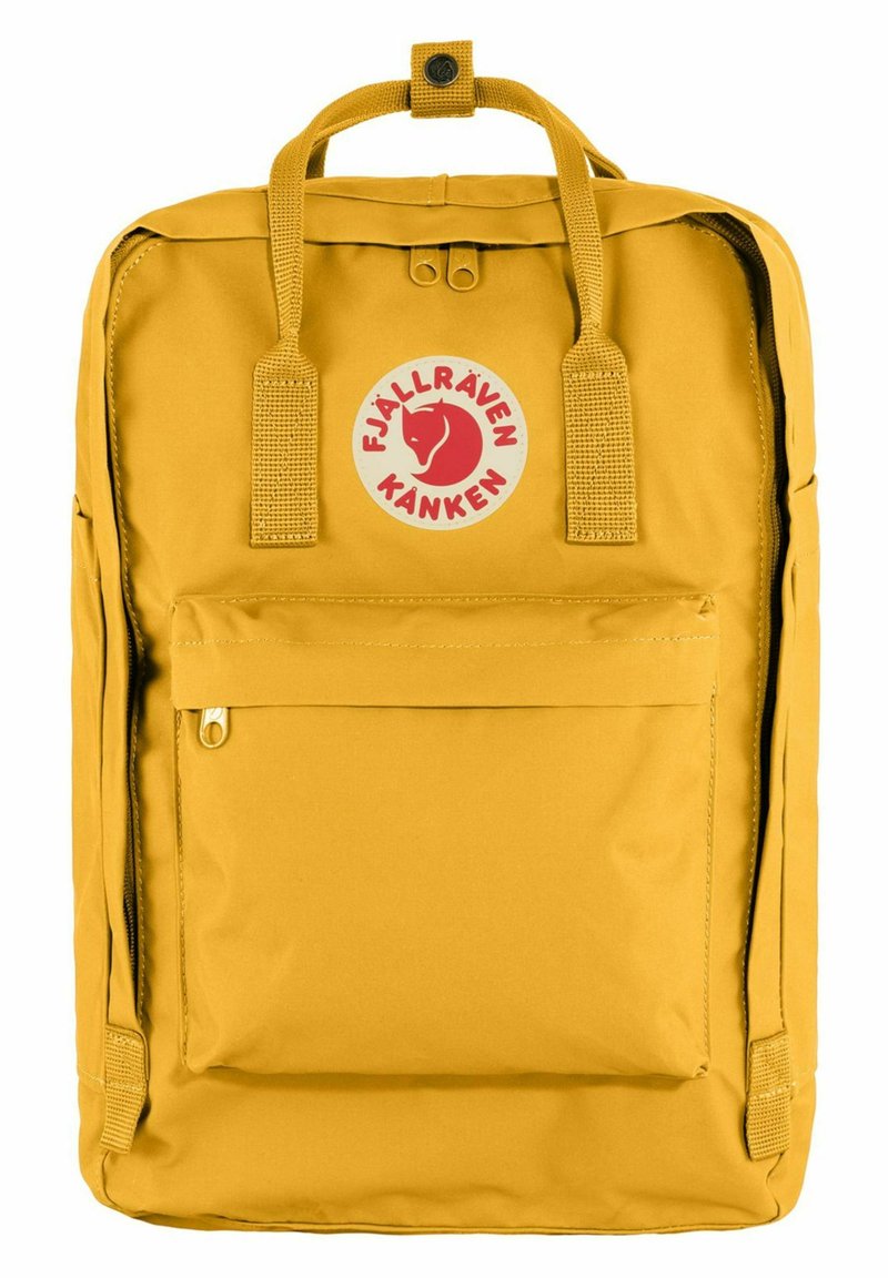 Gelber Fjällräven Kånken Rucksack aus strapazierfähigem Stoff; verfügt über eine vordere Reißverschlusstasche, ein Logo-Patch und obere Traggriffe.