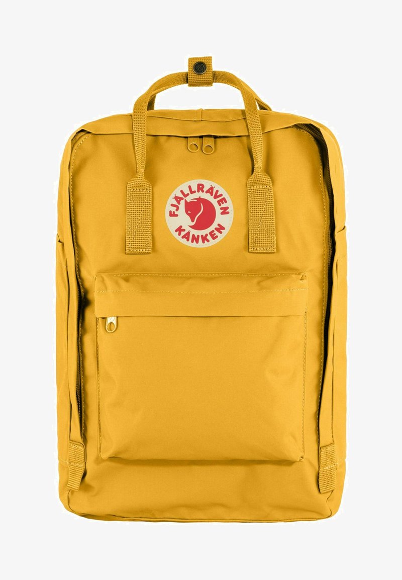 Sac à dos Fjällräven Kånken jaune, fabriqué en tissu durable ; il possède une poche zippée à l'avant, un patch logo et des poignées de transport en haut.