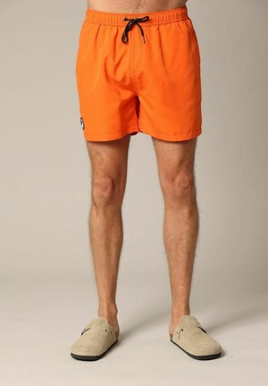 Oranje zwembroek met een elastische tailleband en zwarte trekkoord. Voorzien van zijzakken en een logo patch op het linkerpijp.