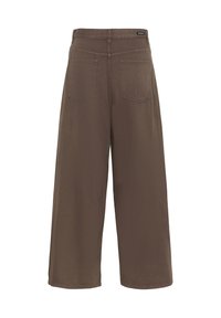 Pantalon marron à jambes larges et coupé, avec deux poches arrière et une étiquette à la taille, vu de dos sur un fond blanc.
