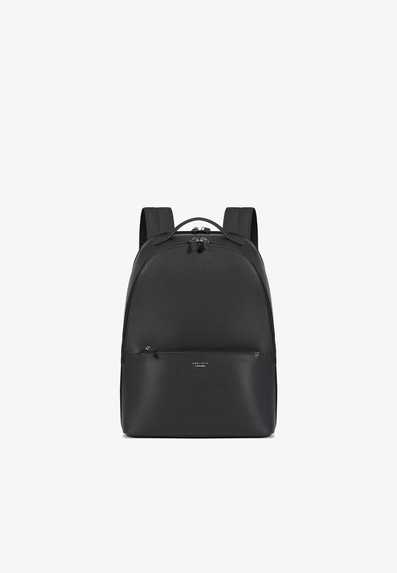 Mochila negra con una textura suave, forma redondeada, cierres de doble cremallera, correas de hombro acolchadas y un bolsillo frontal con cremallera. Diseño minimalista.