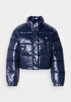 Chaqueta corta tipo puffer en nylon brillante azul marino, con cuello alto, diseño acolchado y acento de logo en el pecho.
