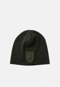 Pletená čiapka v tmavozelenej farbe, s textúrovanou tkaninou a gumeným logom na prednej strane. Tvarovaná tak, aby presne sedela okolo hlavy.
