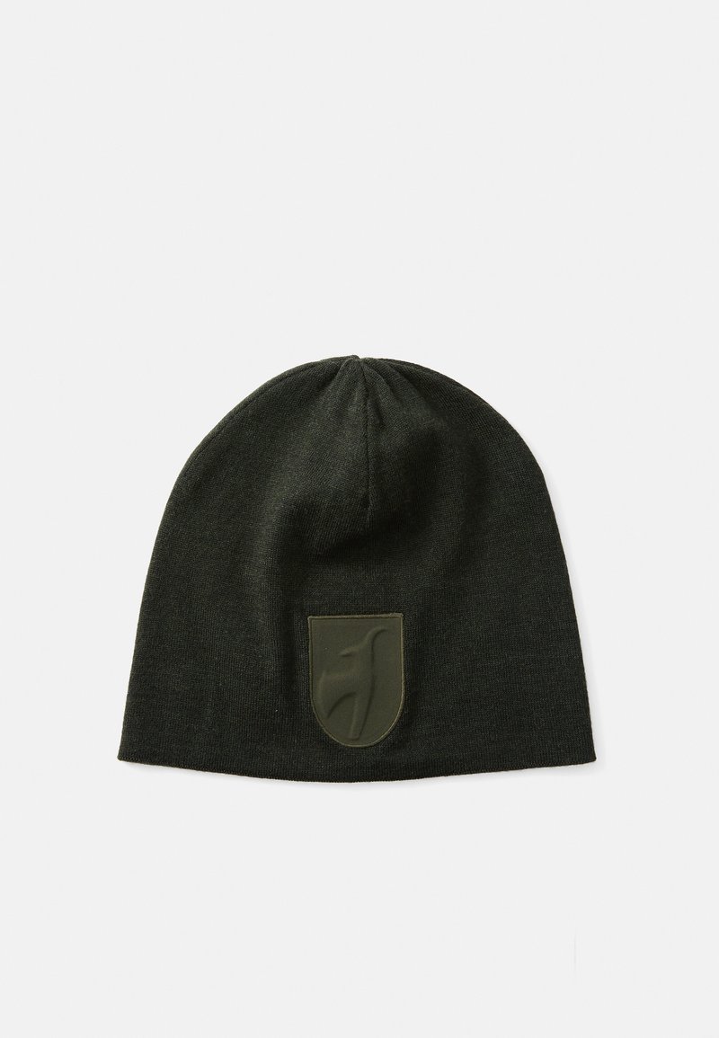 Pletená čiapka v tmavozelenej farbe, s textúrovanou tkaninou a gumeným logom na prednej strane. Tvarovaná tak, aby presne sedela okolo hlavy.