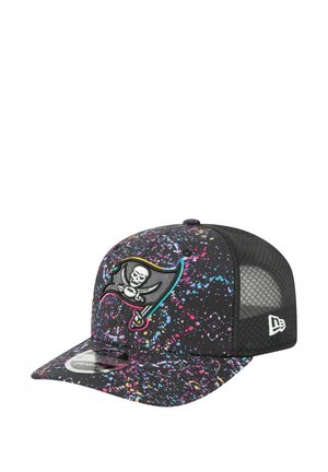 Casquette noire avec un motif éclaboussé coloré, arborant un logo de drapeau de pirate brodé et un dos en filet pour la ventilation.