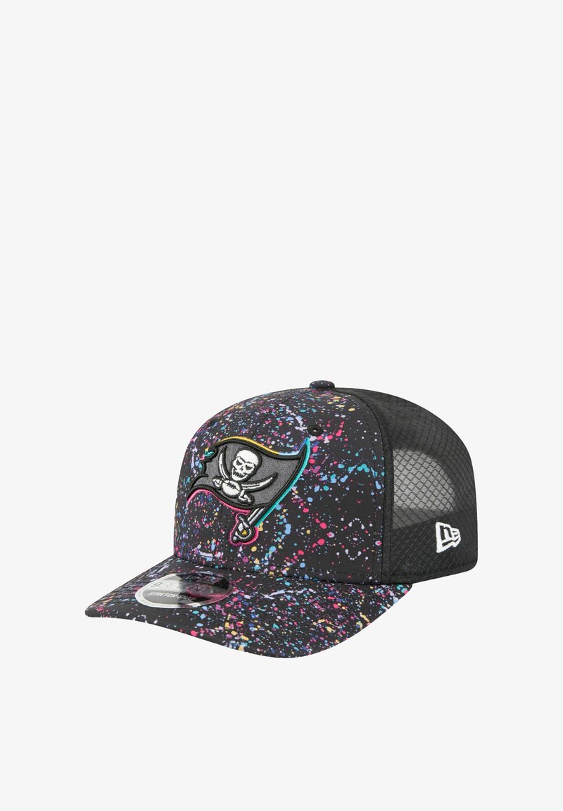 Casquette noire avec un motif éclaboussé coloré, arborant un logo de drapeau de pirate brodé et un dos en filet pour la ventilation.