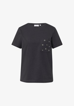 Zwarte katoenen t-shirt met korte mouwen, een ronde hals en een voorzak met decoratieve zilveren ringetjes. Eenvoudig ontwerp, relaxte pasvorm.