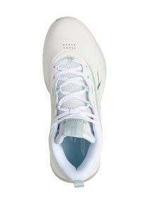 Zapatilla deportiva blanca con parte superior sintética suave, paneles de malla, acentos en azul claro y cierre con cordones. Presenta una suela texturizada para mayor tracción.