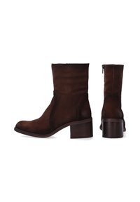 Brązowe zamszowe botki za kostkę z zaokrąglonym noskiem, bocznymi panelami i średnim, blokowym obcasem. Wyposażone w zamek błyskawiczny z tyłu.