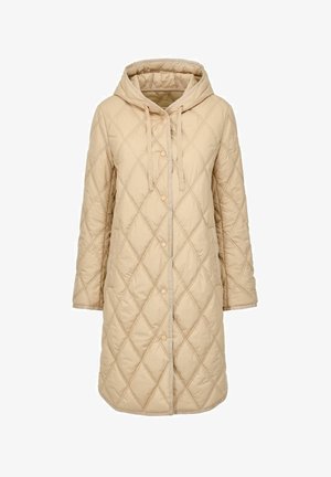 Beżowy pikowany płaszcz z kapturem, zatrzaskami i teksturowanym wzorem diamentowym. Posiada długie rękawy i luźny krój.