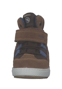 Braune Wildleder-Hochschnitt-Sneaker mit blauen Akzenten, Gummisohle, genähten Details und Klettverschluss für einen sicheren Sitz.