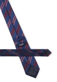 Cravate bleu marine avec des rayures diagonales rouges et roses, en tissu texturé, étiquette de logo "JOOP!" près de la boucle, et pointe unie.