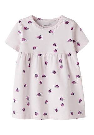 Vestido rosa claro de manga corta para niño pequeño, con cintura fruncida y estampado disperso de mariquitas moradas por todo el vestido.