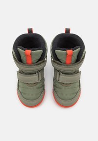 Viking AE​R​Y​ HI​G​H​ GTX WA​R​M​ UNISEX - Χειμερινές μπότες - olive/red