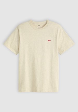 Bežna kratka majica s kratkim rukavima marki Levi's s okruglim izrezom i malim crvenim logom Levi's na lijevoj strani prsnog dijela na svijetlosivoj pozadini.