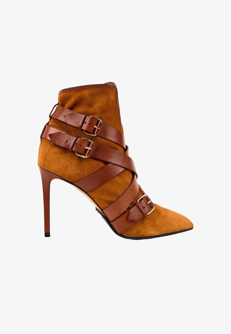 Bottine à talon haut et bout pointu en daim marron avec plusieurs sangles en cuir et boucles dorées enroulées autour.