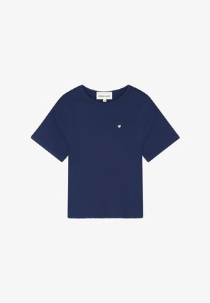 Navyblauw ribgebreid katoenen kortermig topje met ronde halslijn en klein metalen hartembleem op de linkerborst.