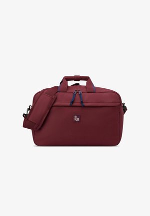 Borsa per laptop color bordeaux con due manici superiori e tracolla regolabile. Presenta una chiusura con zip e un logo sulla parte frontale. Texture liscia.