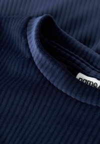 Granatowy, prążkowany materiał ma okrągły dekolt oraz widoczną metkę. Tkanina wydaje się miękka z subtelną fakturą.