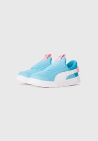 Une paire de baskets pour enfants à enfiler, de couleur bleu clair, avec des semelles blanches, une bande blanche Puma et des tirettes roses, sur un fond blanc.