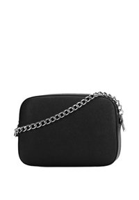 Schwarze rechteckige Tasche aus strukturiertem Material mit einem silbernen Kettenriemen und einem Reißverschluss mit einem dezenten Logo-Akzent.