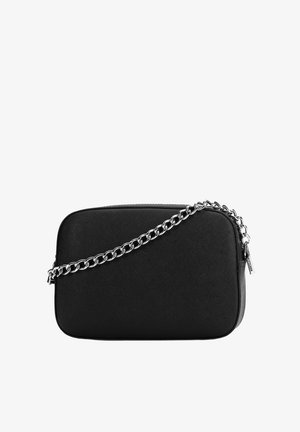 Czarna prostokątna torba wykonana z materiału o fakturze, wyposażona w srebrny pasek na łańcuszku i zamknięcie na zamek błyskawiczny z subtelnym akcentem w postaci logo.