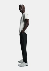 On FOCUS  - Pantalon de survêtement - black