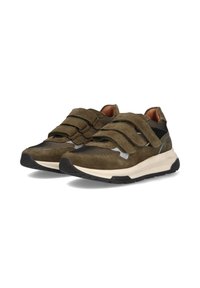 Brązowe zamszowe i siateczkowe sneakersy z białymi środkowymi podeszwami, czarnymi podeszwami zewnętrznymi i trzema szerokimi rzepami na każdej bucie.