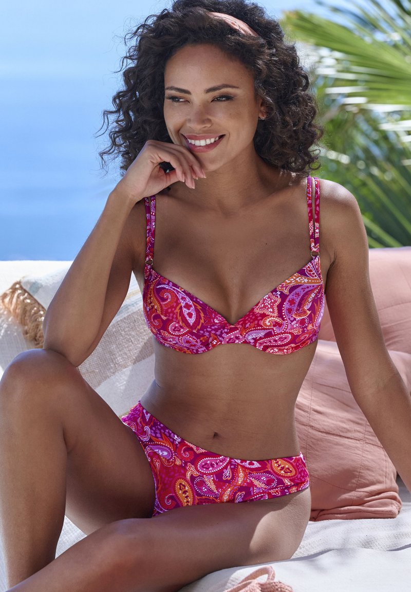 Bikini-Set mit pinkem und orangefarbigem Paisleymuster, bestehend aus einem Bügel-BH mit gepolsterten Cups und verstellbaren Trägern, kombiniert mit einer passenden, niedrig sitzenden Unterhose.
