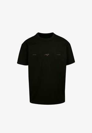 Must musta särk lühikeste varrukatega, valmistatud puuvillast. Omab ümmargust kaelust, lõdva istuvust ja peent logo trükitud esiosale.