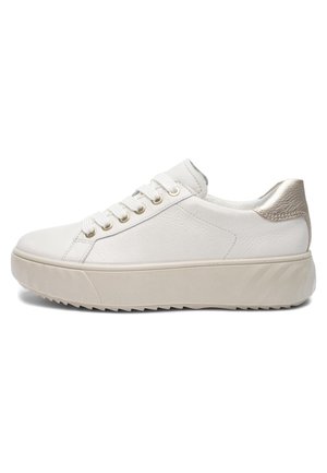 Witte lage sneaker met beige dikke zool, vetersluiting aan de voorkant, gouden oogjes en metalen zilveren hielaccent.