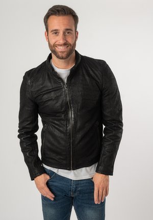 Schwarze Lederjacke mit glatter Oberfläche, Stehkragen und Reißverschluss vorne. Verfügt über zwei seitliche Taschen und taillierte Ärmel.
