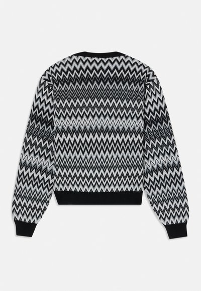 Pulover z črno-belem zigzag vzorcu, dolgimi puff rokavi, okroglo ovratnico ter rebrastimi manšetami in robom. Pletenina z mehkim otipom.