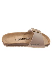 Sandal in beige con zeppa in sughero testurizzato, una fascia liscia con una fibbia dorata e una suola in gomma flessibile. Logo del marchio visibile.
