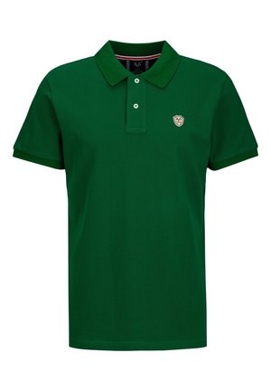 Donkergroene polo met korte mouwen, twee knopen en een klein schildvormig logo op de linkerborst.