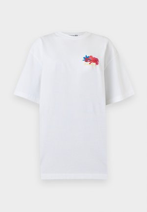 Λευκό oversized κοντομάνικο T-shirt με μικρή πολύχρωμη κεντητή λουλουδάτη διακόσμηση και καλλιγραφικό κείμενο στο πάνω αριστερό μέρος του στήθους.