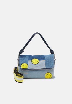 Lille patchwork denim håndtaske med tre gule smiley face patches, sort håndtag og en aftagelig sort og gul rem.