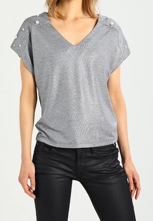 Haut gris à manches courtes avec col en V, orné de boutons décoratifs sur les épaules. Confectionné dans un tissu doux à texture légère.