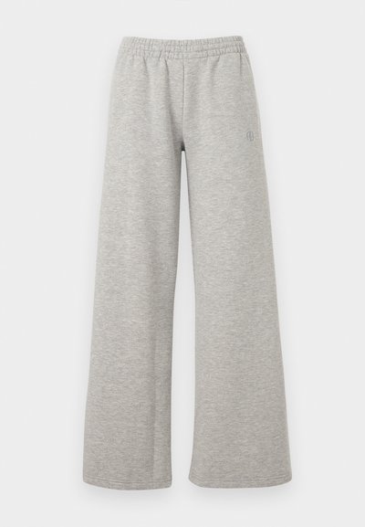 Pantalon de survêtement gris clair à jambes larges avec ceinture élastique, tissu doux et logo subtil sur la partie supérieure de la cuisse gauche.