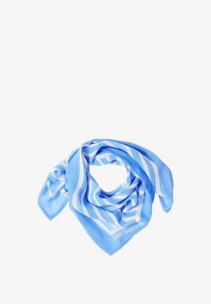 Blå silkesscarf med vita ränder och texten "STAY CURIOUS." Lätt, mjuk textur i triangulär form.