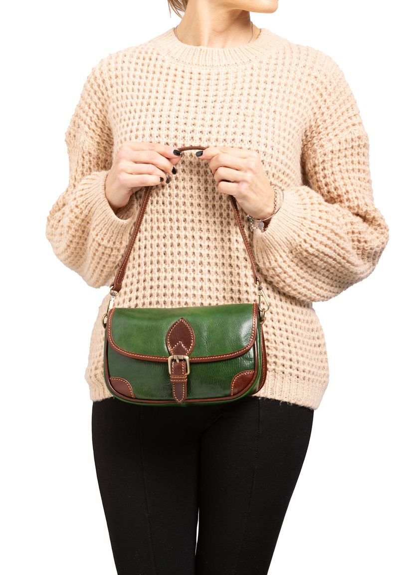 Groene leren handtas met bruine accenten, rechthoekige vorm, voorste sluitingdetail en korte schouderriem. Draag je met een crèmekleurige trui.