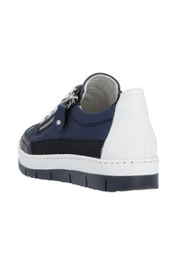 Baskets bleu marine avec accents blancs, tissu texturé et talon en cuir lisse blanc. Comprend un design à lacets et un détail de fermeture éclair sur le côté.
