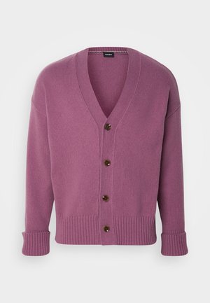 V-hals cardigan in zachte, lichte brei. Heeft een mauve kleur, bruine knopen en geribbelde manchetten en zoom. Losse pasvorm, lange mouwen.