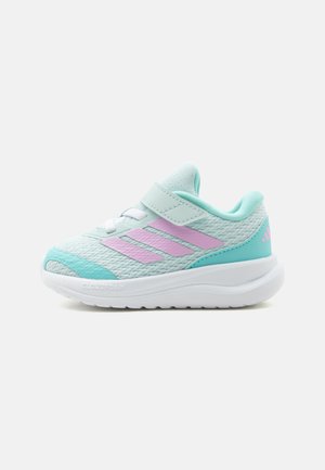 Hellblaue und türkisfarbene Kleinkind-Sneaker mit pinken Streifen, weißer Sohle, Mesh-Obermaterial und Klettverschluss auf einfachem Hintergrund.