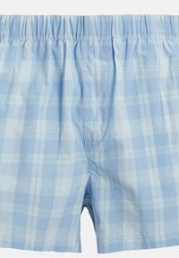Himmelblaue karierte Baumwollboxershorts mit einem elastischen Bund, die ein dezentes Karomuster und einen zentralen Schlitz aufweisen.