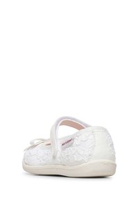 Ballet flat bianco con sovrapposizione in pizzo, punta rotonda e cinturino regolabile. Presenta una suola testurizzata e un logo del marchio discreto sul tallone.