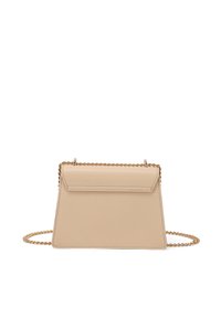 Borsa a spalla di pelle beige con chiusura a patta, tracolla in catena dorata e superficie liscia. Presenta cuciture minime e una forma rettangolare.
