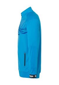 Blå atletisk jakke med høj krave, lynlåslomme i siden, tekstureret design over brystet og et sort bånd med "Kempa" logoet nederst.